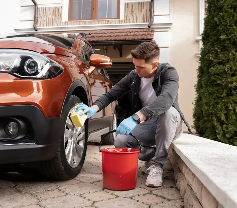 Lavage auto à domicile Saint-Just-la-Pendue : professionnel intervenant sur un véhicule